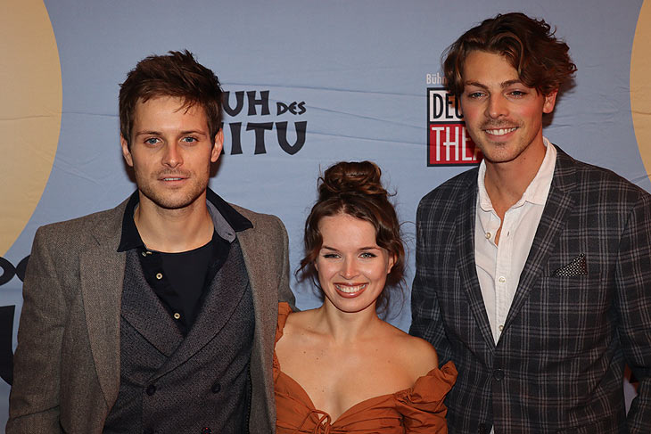 "Schuh des Manitu" im Deutschen Theater am 14.10.2021 : Philip Birnstiel mit seiner Frau Darya Birnstiel (Gritsyuk), Moderator Niklas Mosch auf dem roten Teppich (©Foto: Martin Schmitz)
